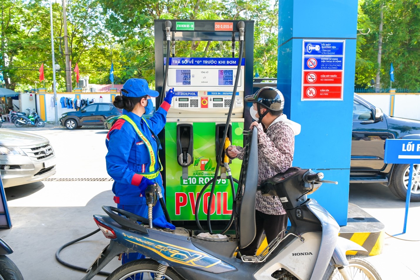 Đề xuất giảm thuế để xăng E10 hấp dẫn hơn xăng khoáng năm 2026 - Ảnh 1. Đề xuất giảm thuế để xăng E10 hấp dẫn hơn xăng khoáng năm 2026 - Ảnh 1.