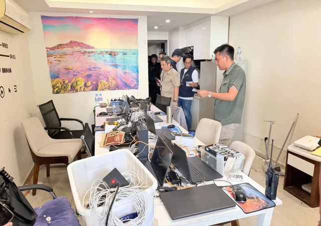 Đột kích hai tòa nhà liên quan tới tỷ phú, công an thu giữ hơn 900 thiết bị điện tử, tạm giam 'hàng trăm cán bộ online' - Ảnh 2. Đột kích hai tòa nhà liên quan tới tỷ phú, công an thu giữ hơn 900 thiết bị điện tử, tạm giam 'hàng trăm cán bộ online' - Ảnh 2.