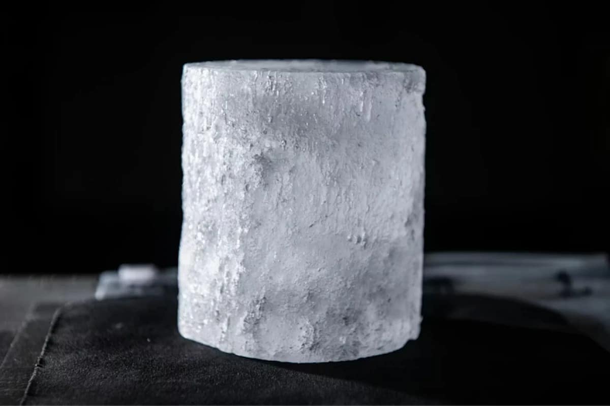 Sau khi ph&acirc;n t&iacute;ch 300 kg băng Nam Cực, c&aacute;c nh&agrave; khoa học ph&aacute;t hiện một điều rất kỳ lạ b&ecirc;n trong - Ảnh 2.
