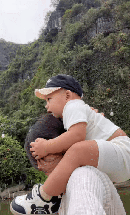 B&eacute; Gấu - con trai Đặng Văn L&acirc;m trộm v&iacute;a lanh lợi, bụ bẫm: Nh&igrave;n c&aacute;ch mẹ bỉm Yến Xu&acirc;n chăm con l&agrave; thấy &ldquo;gen thể thao&rdquo; r&otilde; rệt- Ảnh 1.