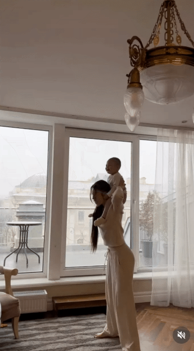 B&eacute; Gấu - con trai Đặng Văn L&acirc;m trộm v&iacute;a lanh lợi, bụ bẫm: Nh&igrave;n c&aacute;ch mẹ bỉm Yến Xu&acirc;n chăm con l&agrave; thấy &ldquo;gen thể thao&rdquo; r&otilde; rệt- Ảnh 3.