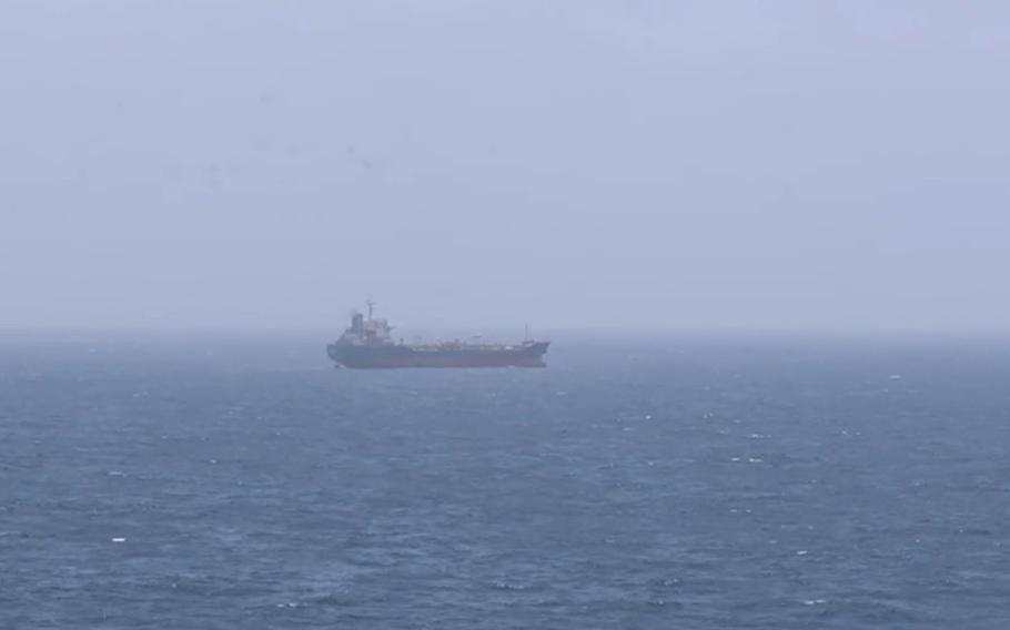 Mỹ lên tàu dầu Iran “kiểm tra”, eo biển Hormuz nóng rực - Ảnh 1. Mỹ lên tàu dầu Iran “kiểm tra”, eo biển Hormuz nóng hực - Ảnh 1.