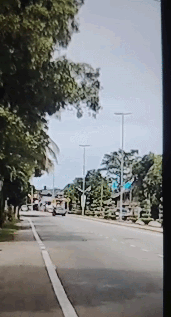 Ô tô mất lái đâm khiến cột đèn đổ xuống, đè vào xe tải van làm thanh niên 18 tuổi tử vong ngay tức khắc - Ảnh 1.
