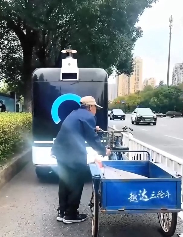 Khẩu chiến giữa cụ ông "18 tuổi" và robot giao hàng biết trả treo - Ảnh 1.