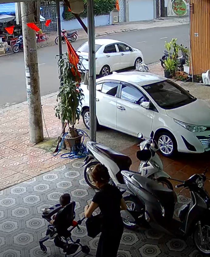 Bà mẹ trẻ chia sẻ kinh nghiệm an toàn cho trẻ nhỏ sau khoảnh khắc ám ảnh 3 giây - Ảnh 1. Bà mẹ trẻ chia sẻ kinh nghiệm an toàn cho trẻ nhỏ sau khoảnh khắc ám ảnh 3 giây - Ảnh 1.