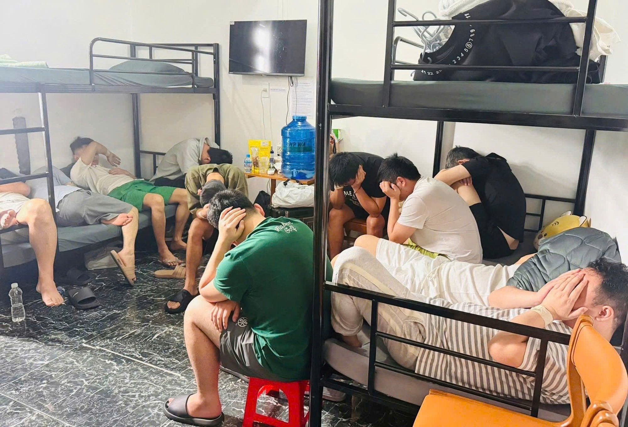 C&ocirc;ng an TPHCM ph&aacute;t hiện 85 người nước ng&ograve;ai nghi lừa đảo c&ocirc;ng nghệ cao - Ảnh 2.