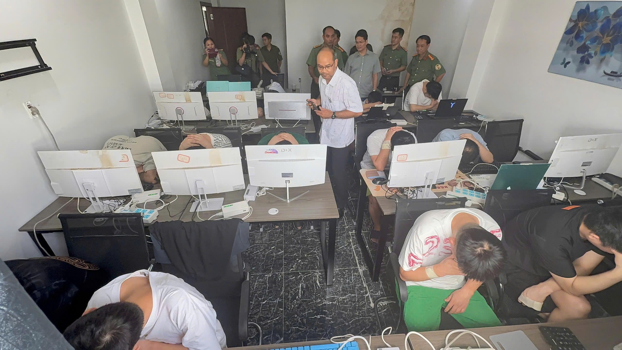 C&ocirc;ng an TPHCM ph&aacute;t hiện 85 người nước ng&ograve;ai nghi lừa đảo c&ocirc;ng nghệ cao - Ảnh 1.