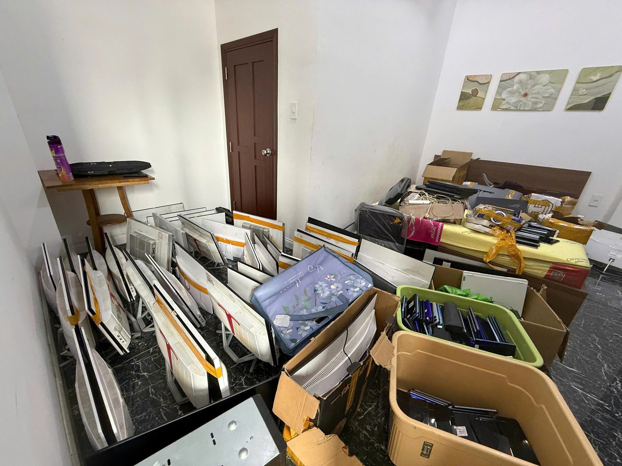 C&ocirc;ng an TPHCM ph&aacute;t hiện 85 người nước ng&ograve;ai nghi lừa đảo c&ocirc;ng nghệ cao - Ảnh 3.