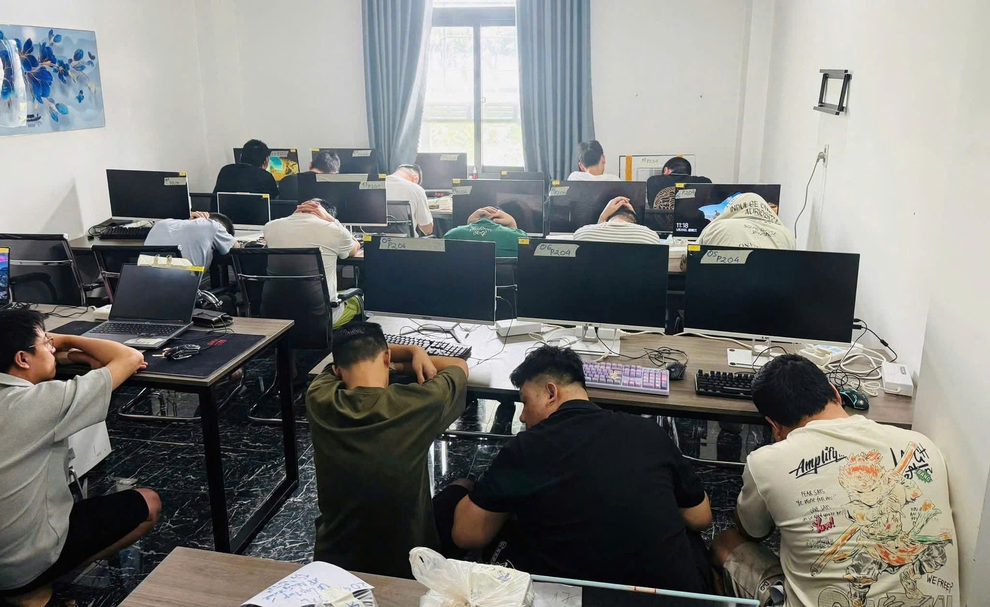 C&ocirc;ng an TPHCM đột k&iacute;ch kh&aacute;ch sạn, ph&aacute;t hiện 85 người nước ngo&agrave;i nghi lập &ldquo;trung t&acirc;m&rdquo; lừa đảo - Ảnh 1.