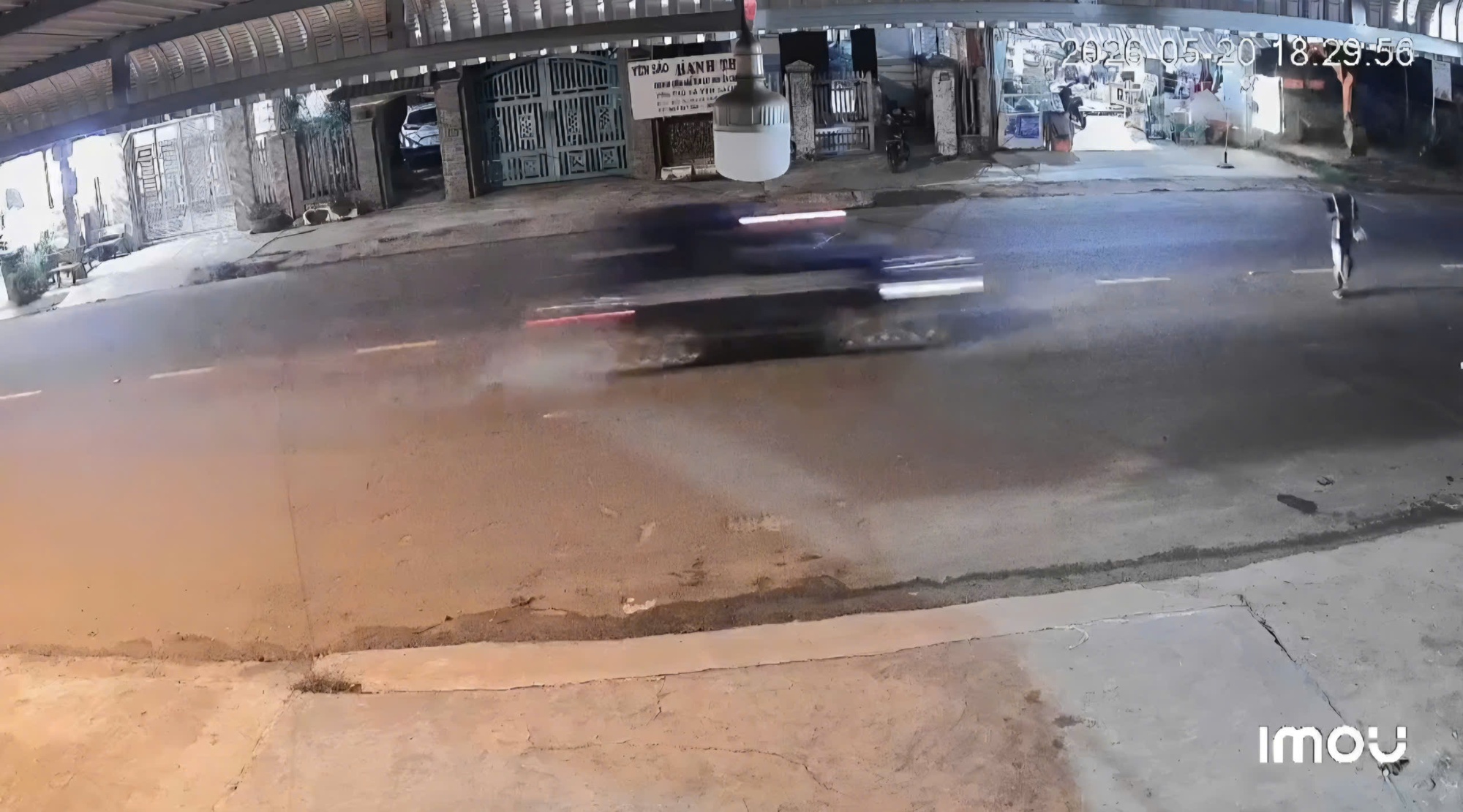 Tai nạn giao th&ocirc;ng giữa taxi v&agrave; người đi bộ ở Đắk Lắk khiến một người tử vong - Ảnh 1.