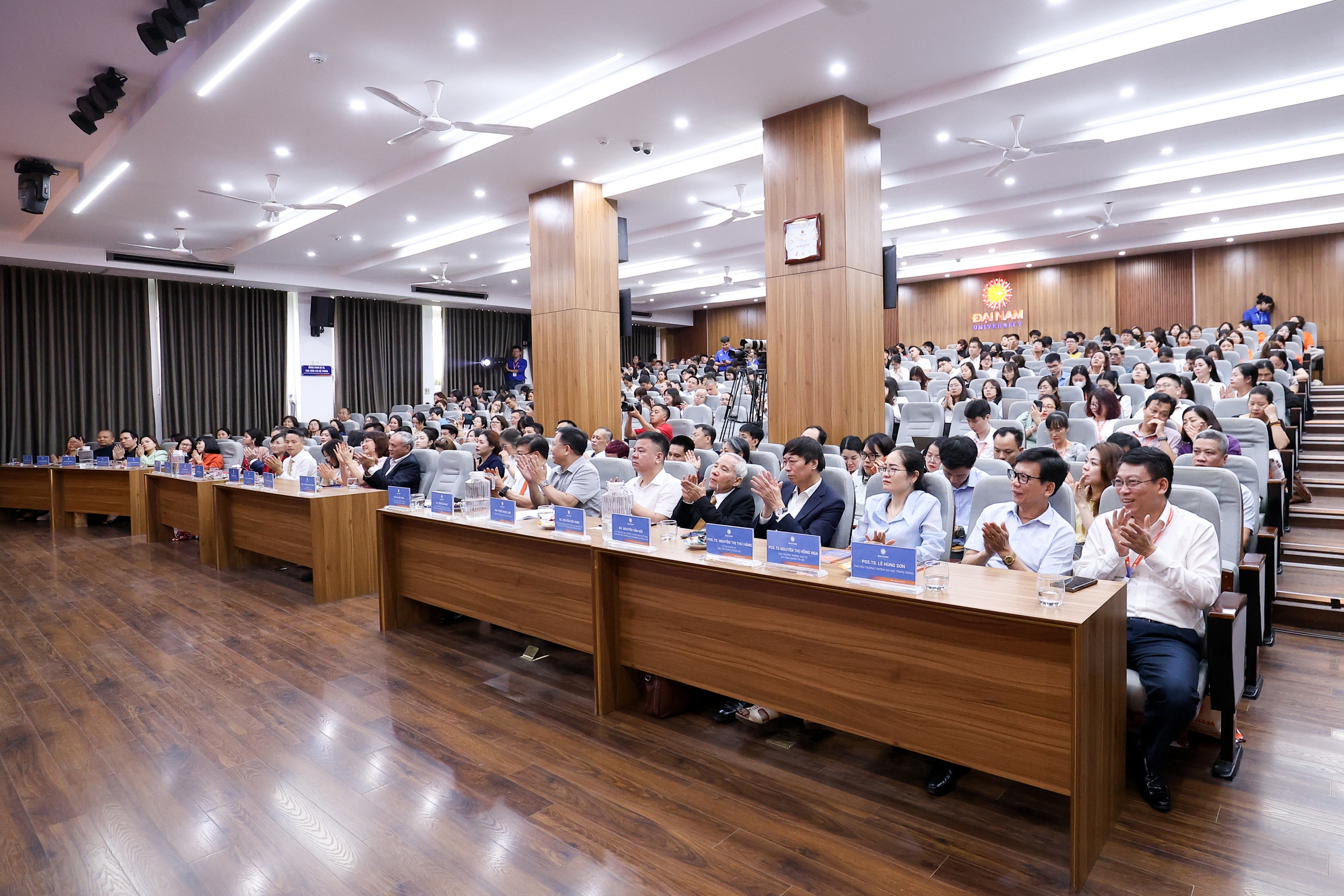 TS Lê Mai Lan: Mô hình mà VinUni đang theo đuổi là xây dựng một “đại học kiến tạo tự hào” - Ảnh 17.