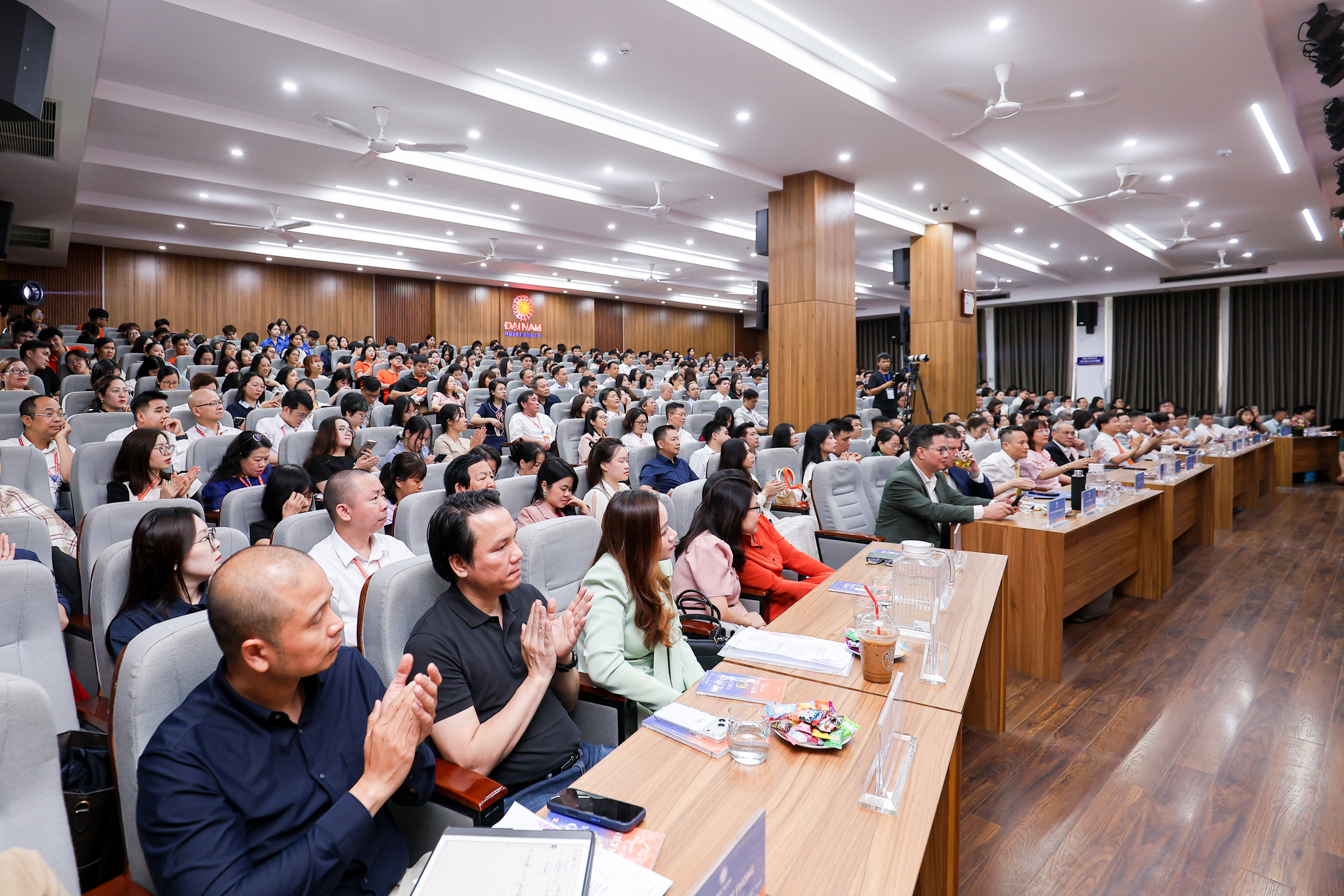 TS Lê Mai Lan: Mô hình mà VinUni đang theo đuổi là xây dựng một “đại học kiến tạo tự hào” - Ảnh 18.