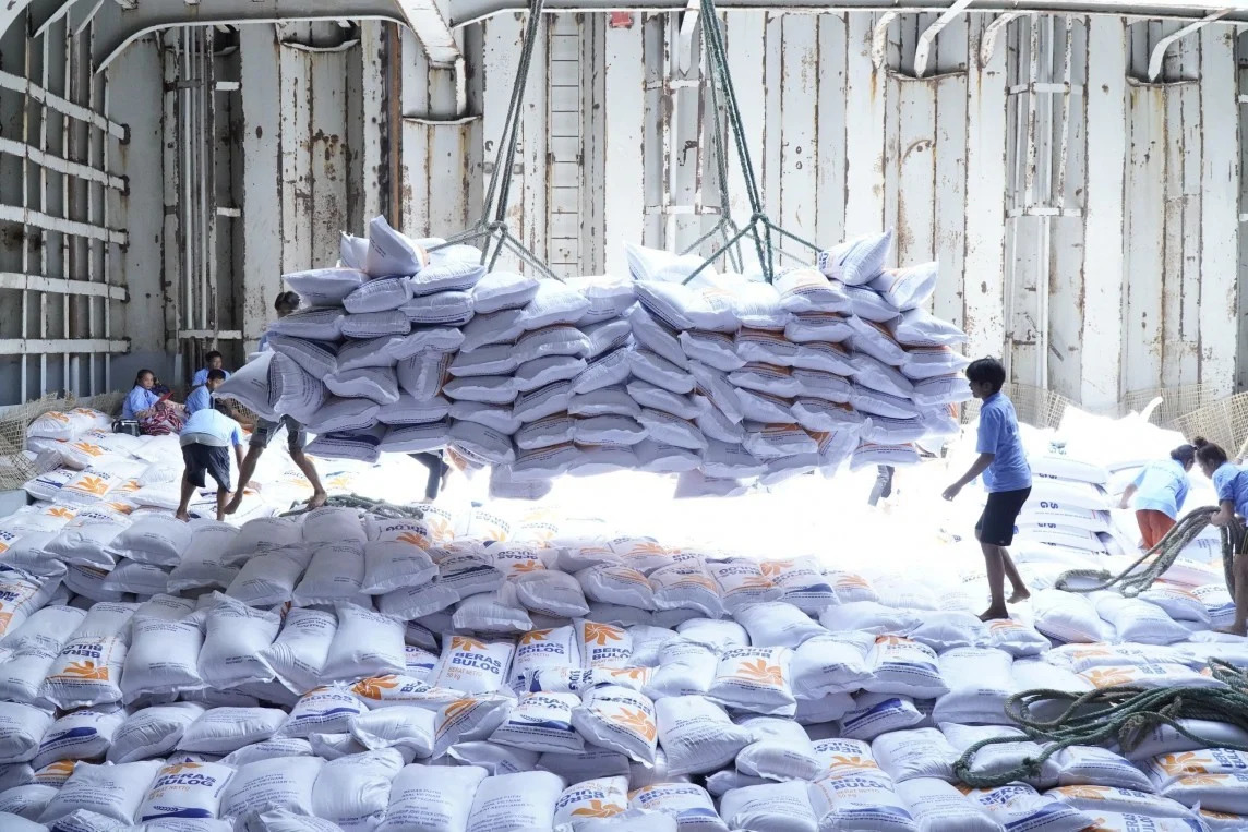 23 tàu xếp đầy 'hạt ngọc Việt' nối đuôi sang quốc gia láng giềng chỉ trong 10 ngày: Chuyện gì đang xảy ra? - Ảnh 1. 23 tàu xếp đầy 'hạt ngọc Việt' nối đuôi sang quốc gia láng giềng chỉ trong 10 ngày: Chuyện gì đang xảy ra? - Ảnh 1.