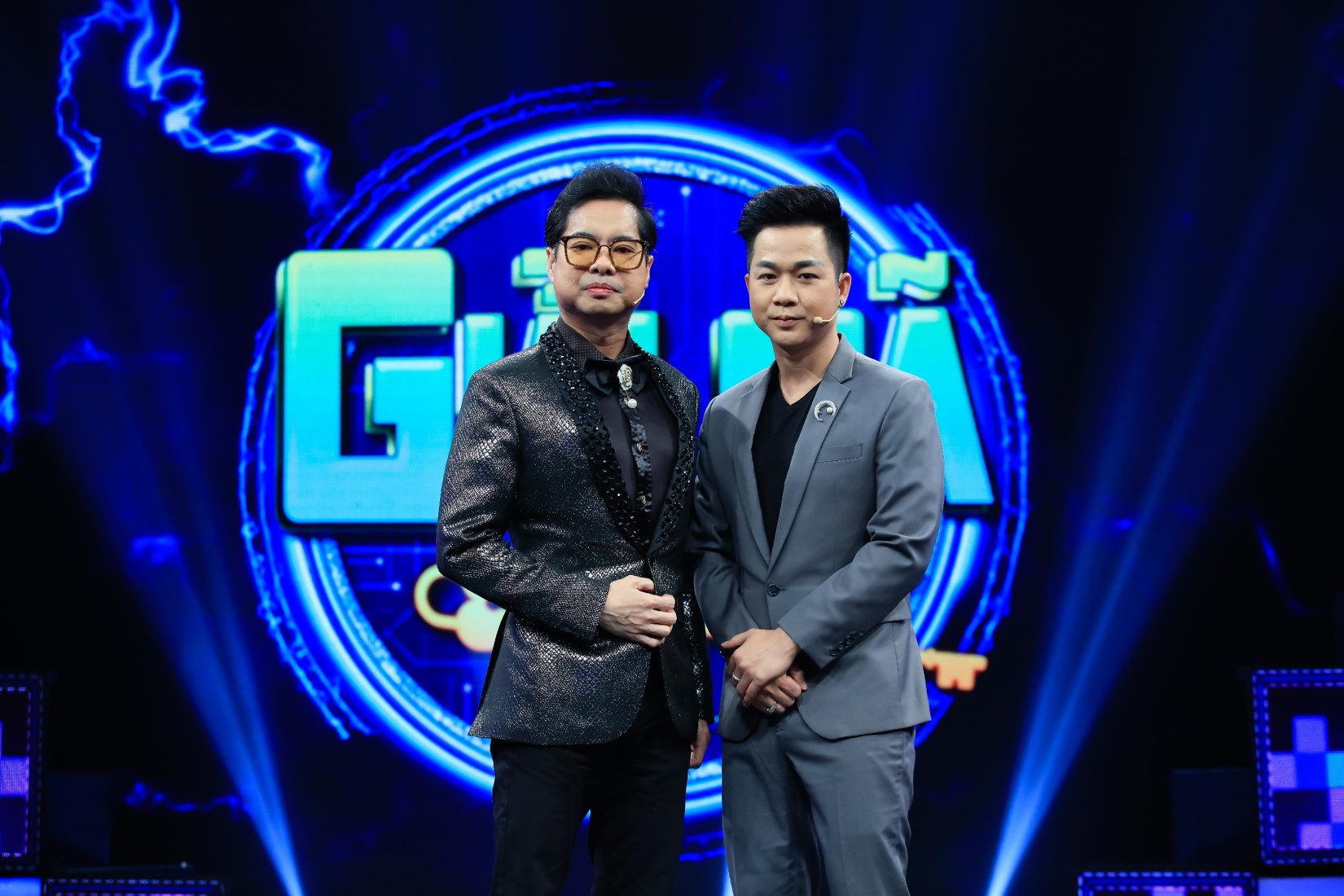 Danh tính người đàn ông kề cận, theo sát Ngọc Sơn đến trụ sở công an và đi xét nghiệm ma túy - Ảnh 3.