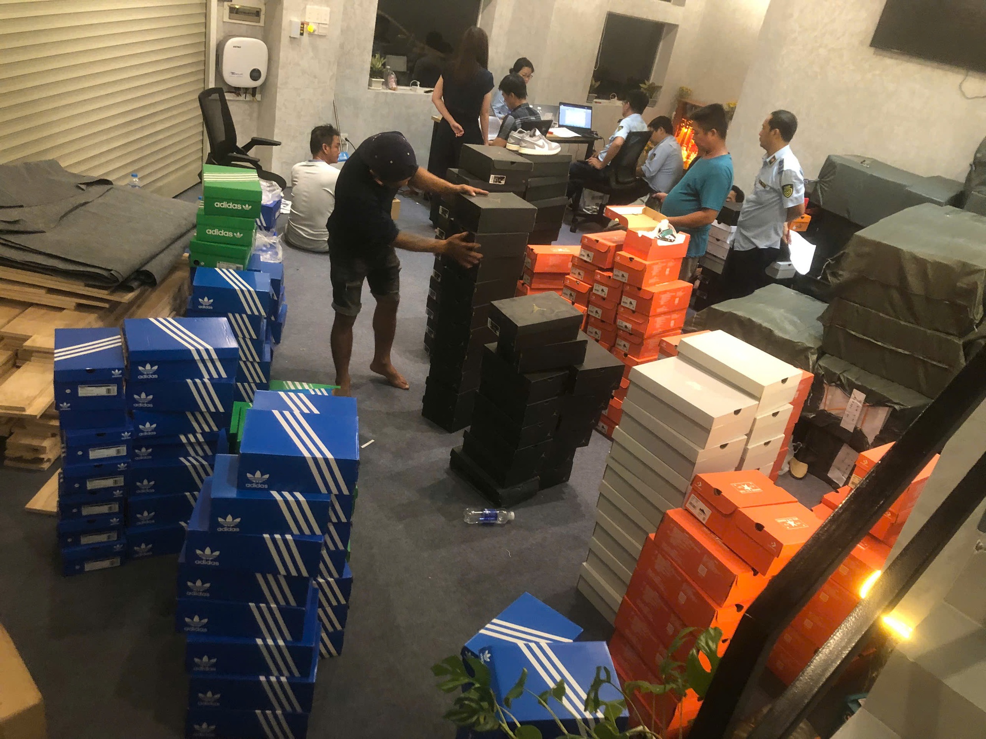 Công an TPHCM khởi tố chủ chuỗi cửa hàng sneaker nổi tiếng - Ảnh 2.