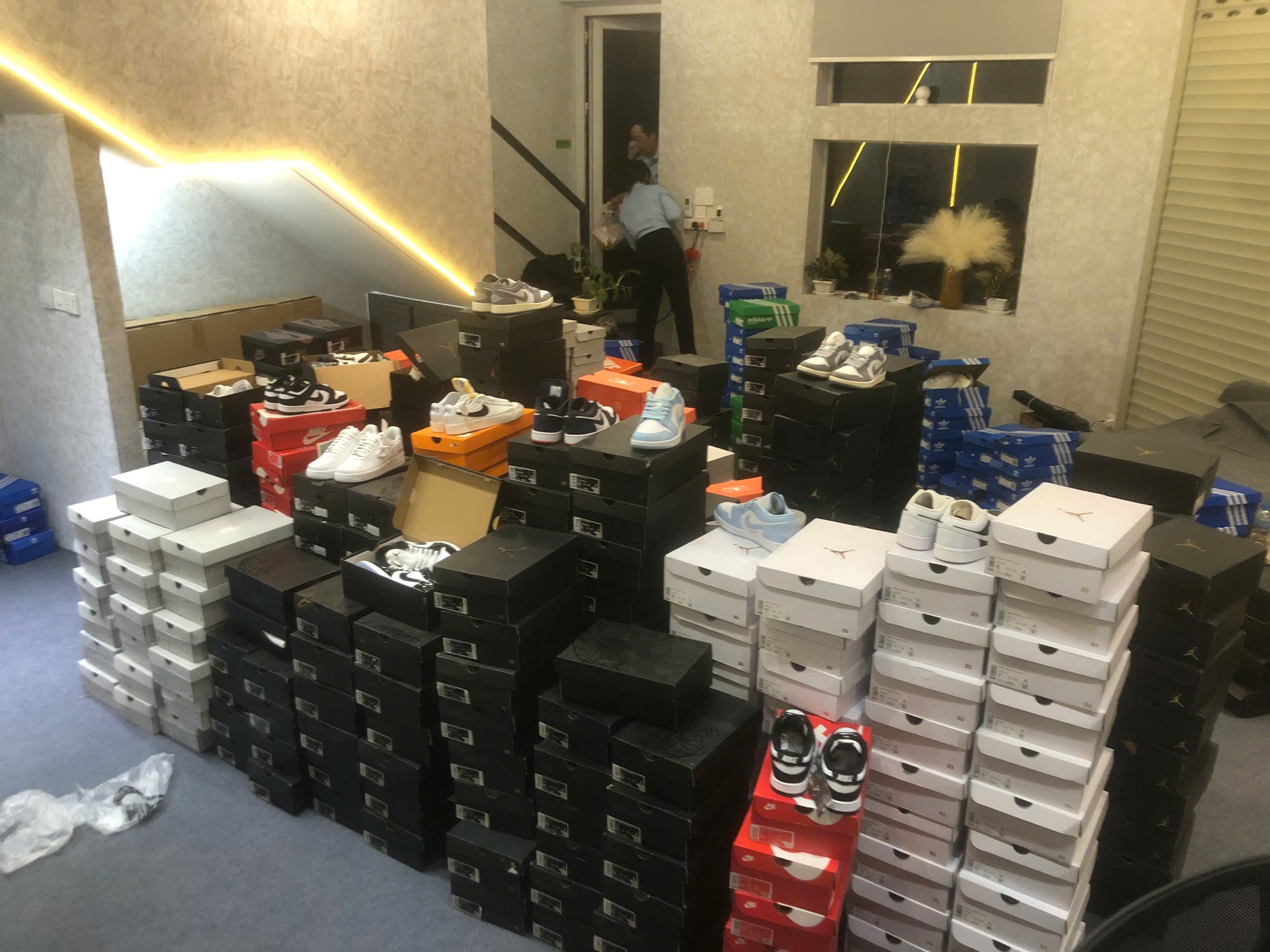 Công an TPHCM khởi tố chủ chuỗi cửa hàng sneaker nổi tiếng - Ảnh 3.