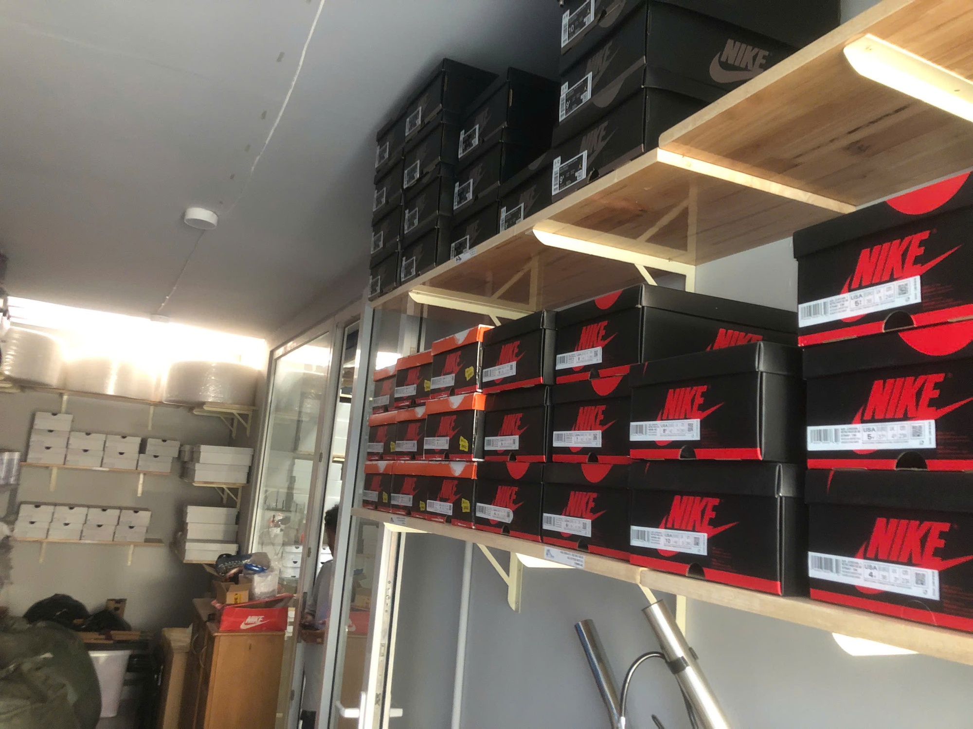 Công an TPHCM khởi tố chủ chuỗi cửa hàng sneaker nổi tiếng - Ảnh 4.