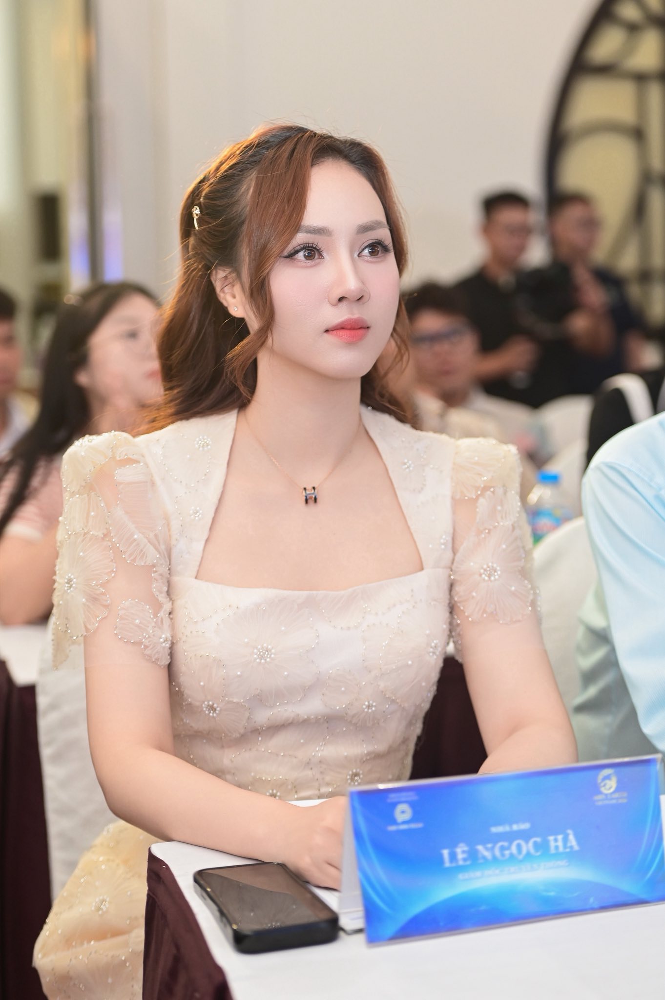 Vợ k&eacute;m 15 tuổi của cựu Ph&oacute; gi&aacute;m đốc Nh&agrave; h&aacute;t Kịch H&agrave; Nội bức x&uacute;c: "T&ocirc;i kh&ocirc;ng phải phụ nữ lẳng lơ" - Ảnh 1.