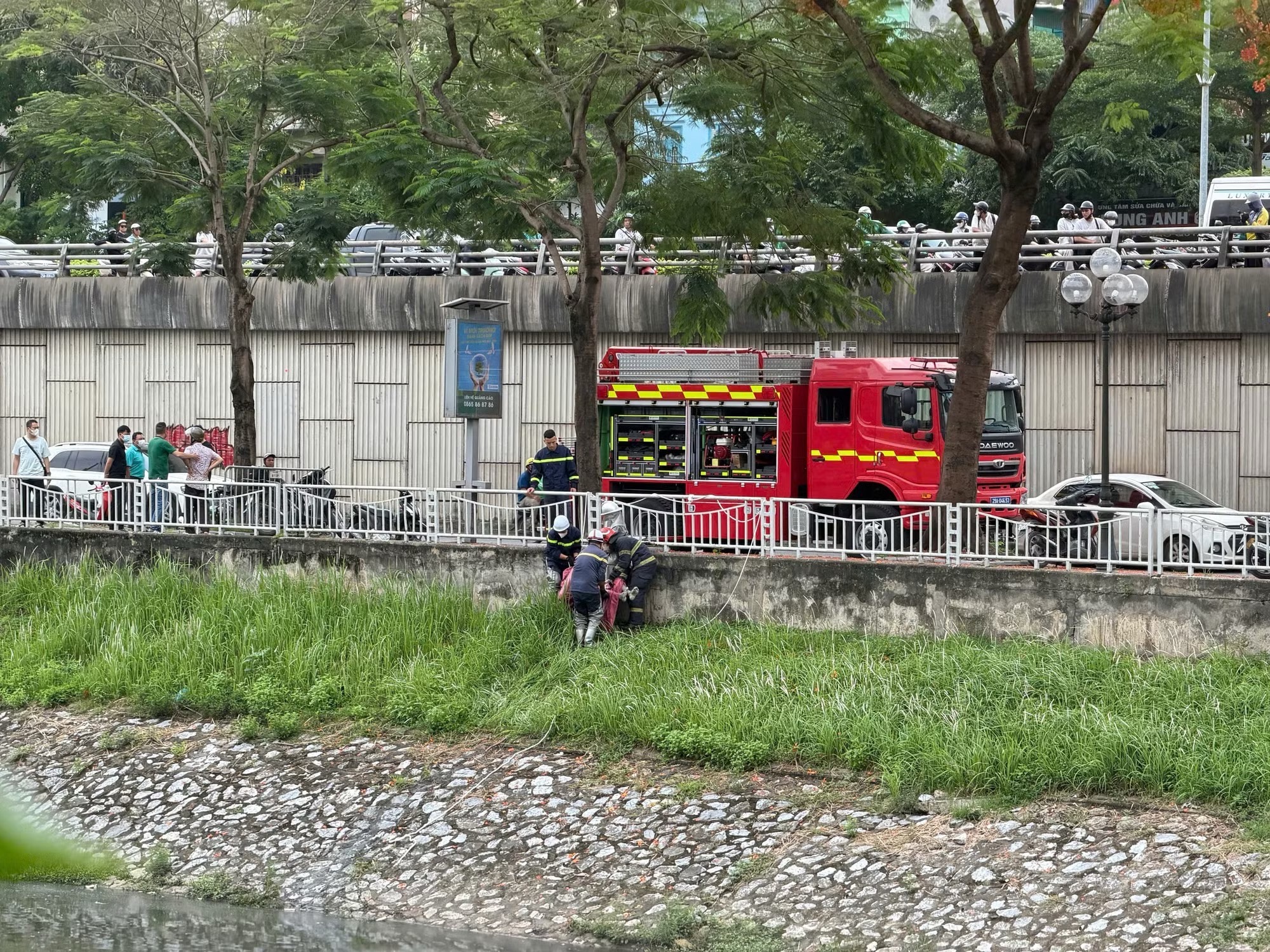 Hà Nội: Tưởng ma nơ canh, lại gần thì phát hiện thi thể người đàn ông trên sông Tô Lịch - Ảnh 2.