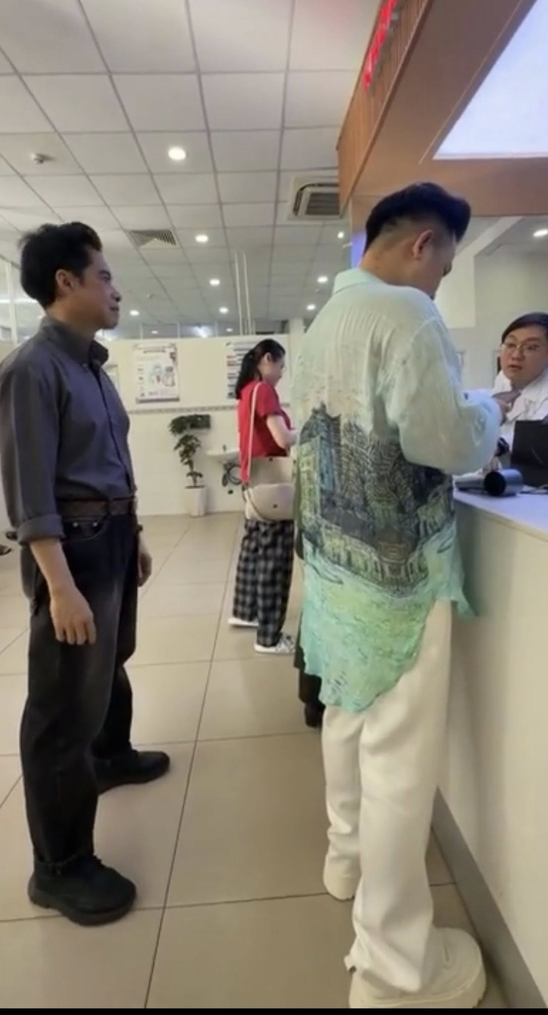 Danh tính người đàn ông kề cận, theo sát Ngọc Sơn đến trụ sở công an và đi xét nghiệm ma túy - Ảnh 1.