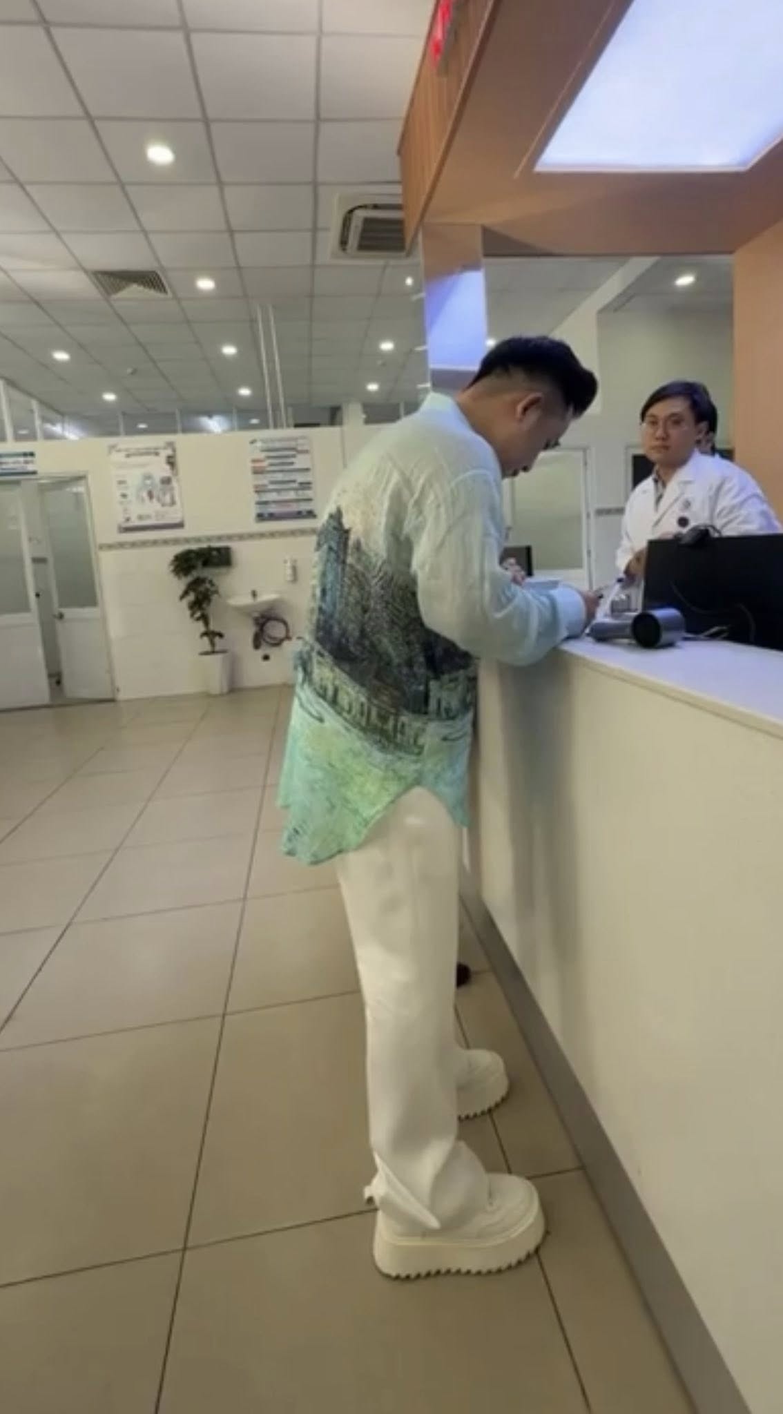 Danh tính người đàn ông kề cận, theo sát Ngọc Sơn đến trụ sở công an và đi xét nghiệm ma túy - Ảnh 2.