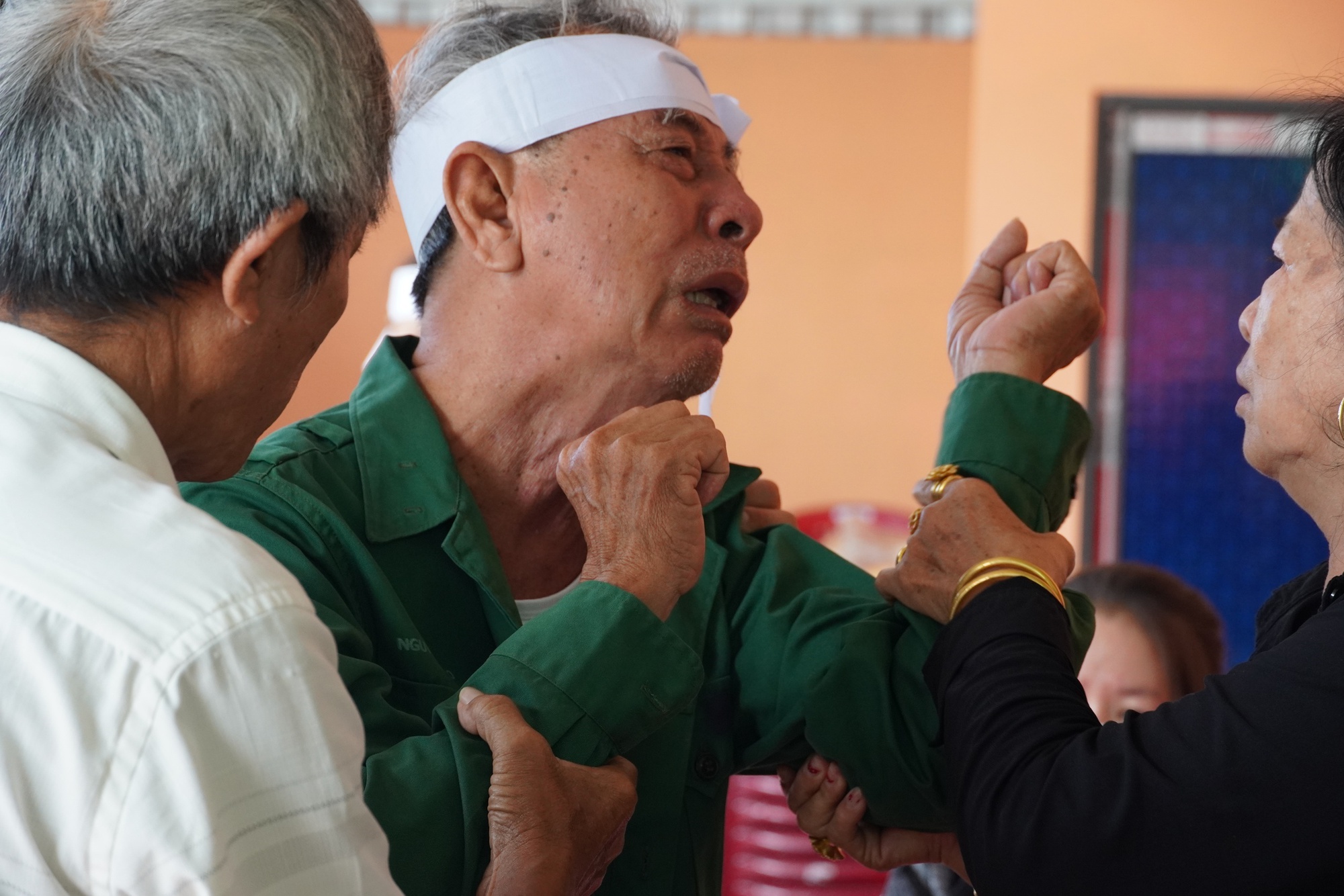 Xé lòng tiễn đưa 3 nạn nhân vụ án mạng Tây Ninh gây chấn động dư luận - Ảnh 3. Xé lòng tiễn đưa 3 nạn nhân vụ án mạng Tây Ninh gây chấn động dư luận - Ảnh 3.