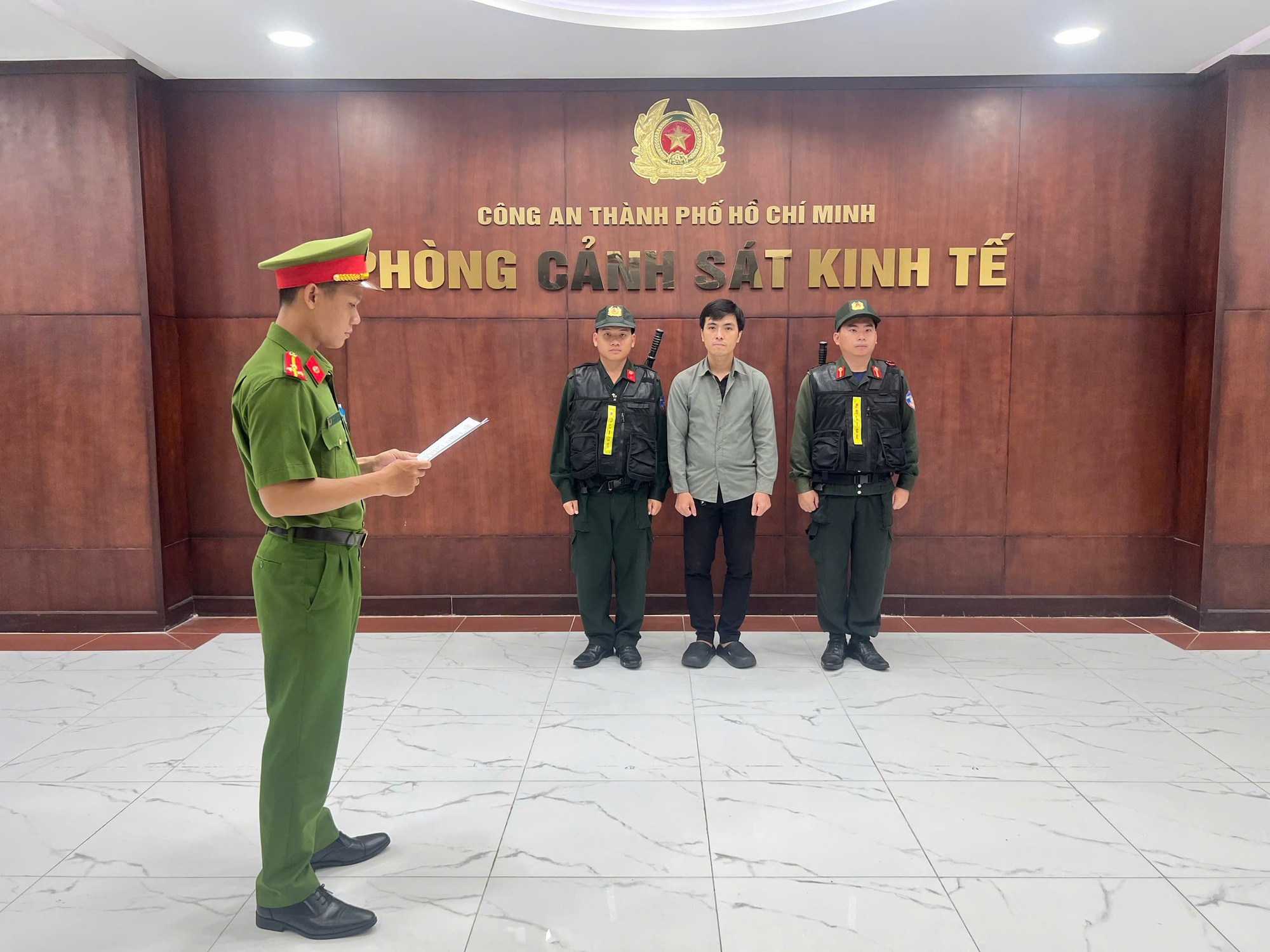 Công an TPHCM khởi tố chủ chuỗi cửa hàng sneaker nổi tiếng - Ảnh 1.
