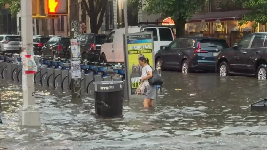 New York ngập như s&ocirc;ng: Vừa xuống xe bu&yacute;t, người phụ nữ bị cuốn tr&ocirc;i - Ảnh 1.