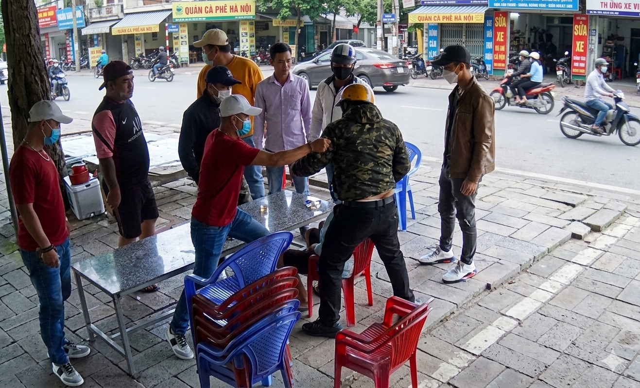 Tôi từng suốt ngày bắt chồng học theo anh rể, đến khi chứng kiến cảnh tượng trên phố thì cả hai vợ chồng đều chết lặng - Ảnh 1.