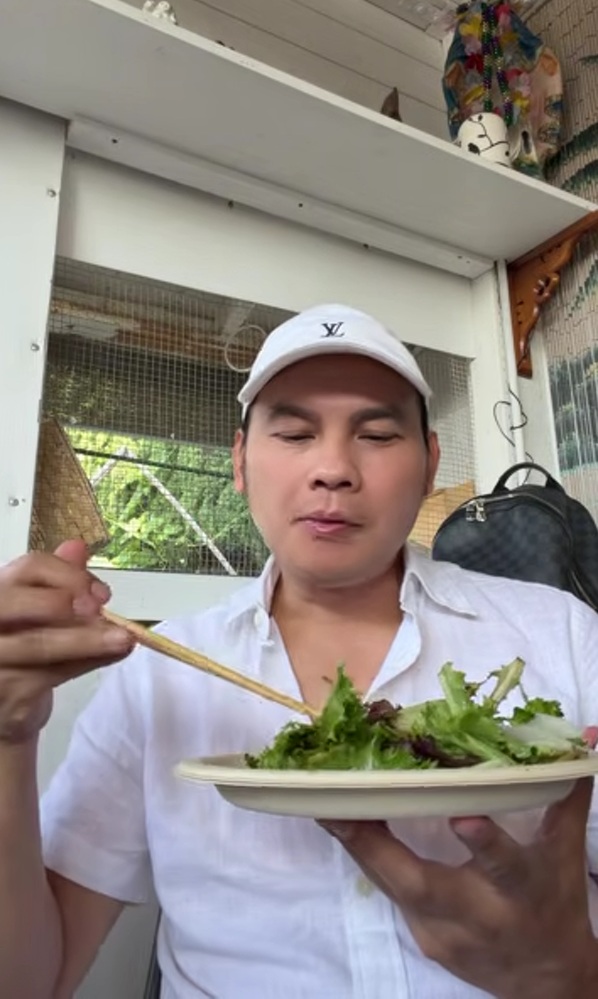 Danh ca Hương Lan cắt tóc lạ, nấu đồ Việt cho người Mỹ ăn - Ảnh 2.