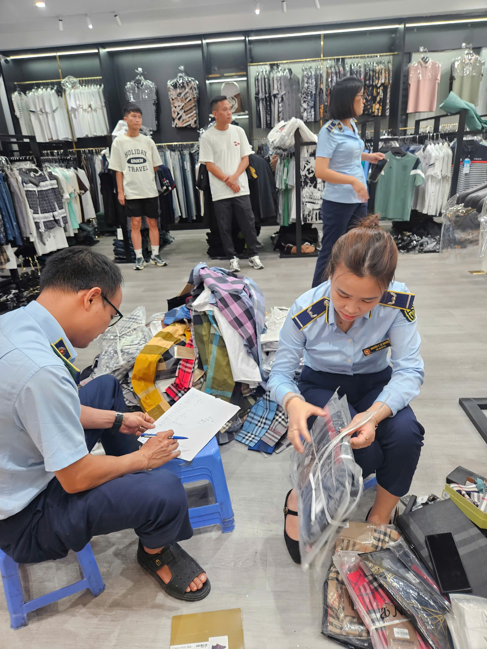 Phát hiện gần 2 . 000 Sản phẩm thời trang nghi hàng hiệu giả tại Hà Nội - Ảnh 1. Phát hiện gần 2 . 000 Sản phẩm thời trang nghi hàng hiệu giả tại Hà Nội - Ảnh 1.