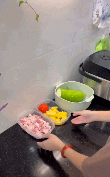Loạt clip nấu ăn l&uacute;c 5h30 s&aacute;ng của mẹ 2 con ở Quảng Trị h&uacute;t h&agrave;ng triệu lượt xem v&igrave; qu&aacute; thực tế: Chi ti&ecirc;u tiền chợ kiểu g&igrave; m&agrave; cả nh&agrave; 4 người vẫn sống thoải m&aacute;i?- Ảnh 1.