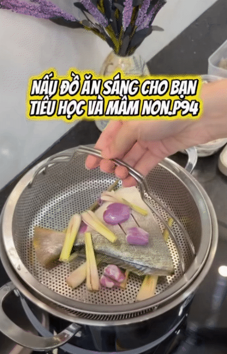 Loạt clip nấu ăn l&uacute;c 5h30 s&aacute;ng của mẹ 2 con ở Quảng Trị h&uacute;t h&agrave;ng triệu lượt xem v&igrave; qu&aacute; thực tế: Chi ti&ecirc;u tiền chợ kiểu g&igrave; m&agrave; cả nh&agrave; 4 người vẫn sống thoải m&aacute;i?- Ảnh 20.