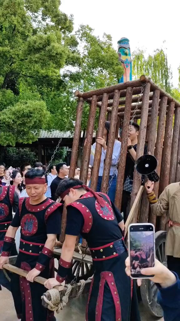 Dịch vụ du lịch lạ chỉ có khi du lịch Trung Quốc: Hơn 1 triệu đồng/1 lần thử, phải đeo gông vào cổ - Ảnh 4.