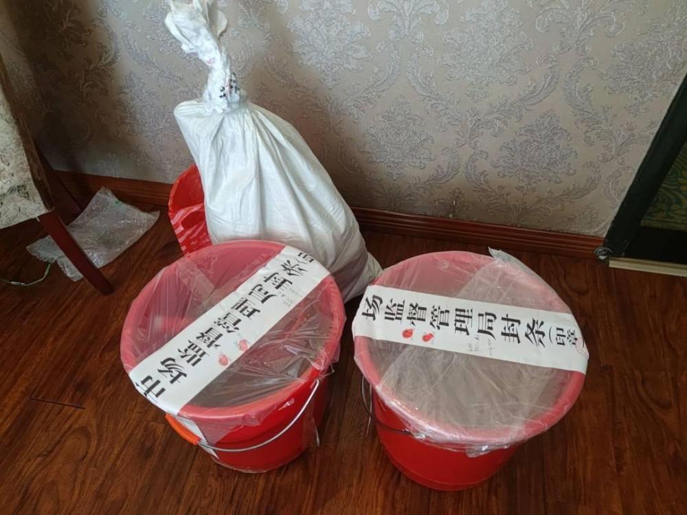 Đột k&iacute;ch kh&aacute;ch sạn, bắt giữ 2 người sản xuất mật ong giả  - Ảnh 2.