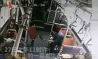 15 gi&acirc;y kinh ho&agrave;ng tr&ecirc;n xe bu&yacute;t: B&agrave;i học đau l&ograve;ng cho cha mẹ - Ảnh 1.