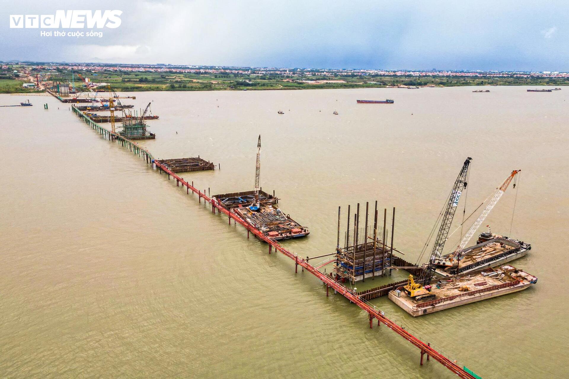 Trụ cầu Hồng H&agrave; vươn cao tr&ecirc;n s&ocirc;ng Hồng , tiến độ thi c&ocirc;ng vượt kế hoạch 2026 - Ảnh 12.