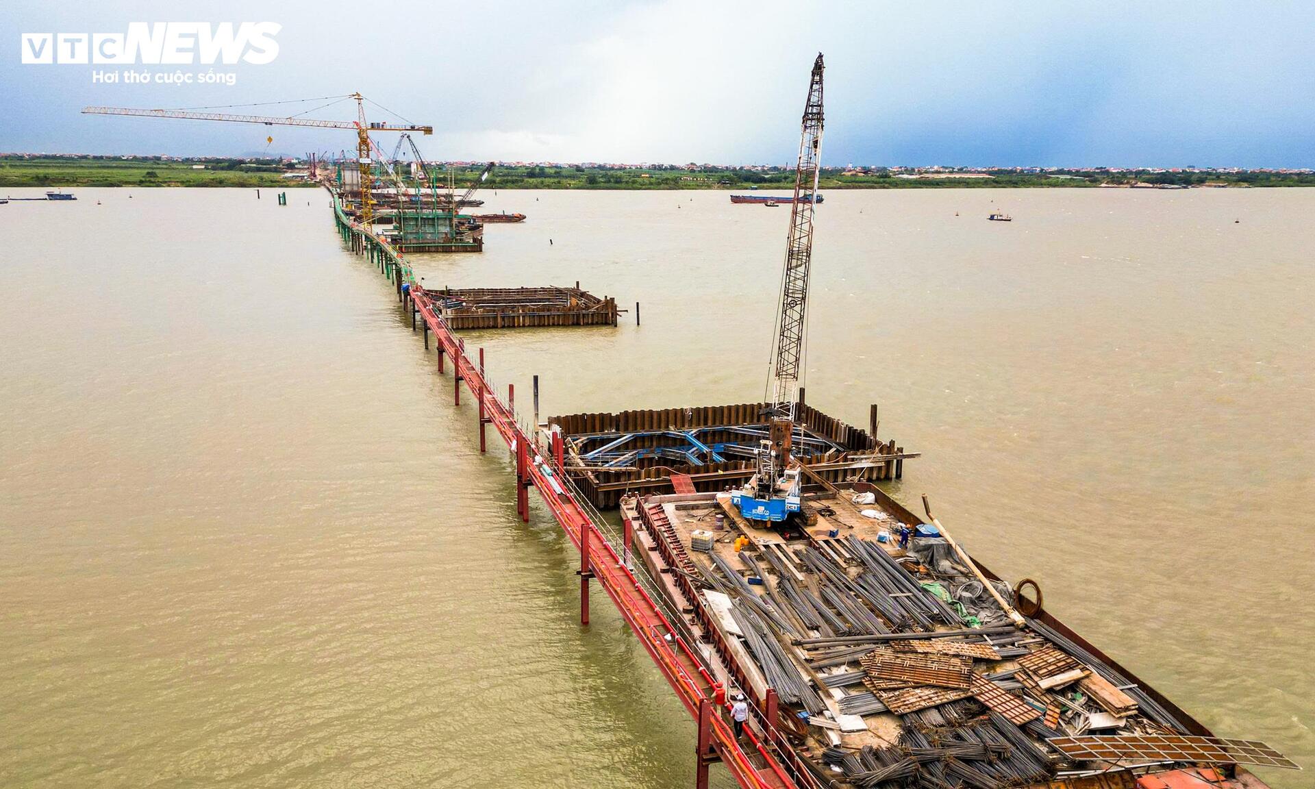 Trụ cầu Hồng H&agrave; vươn cao tr&ecirc;n s&ocirc;ng Hồng , tiến độ thi c&ocirc;ng vượt kế hoạch 2026 - Ảnh 2.