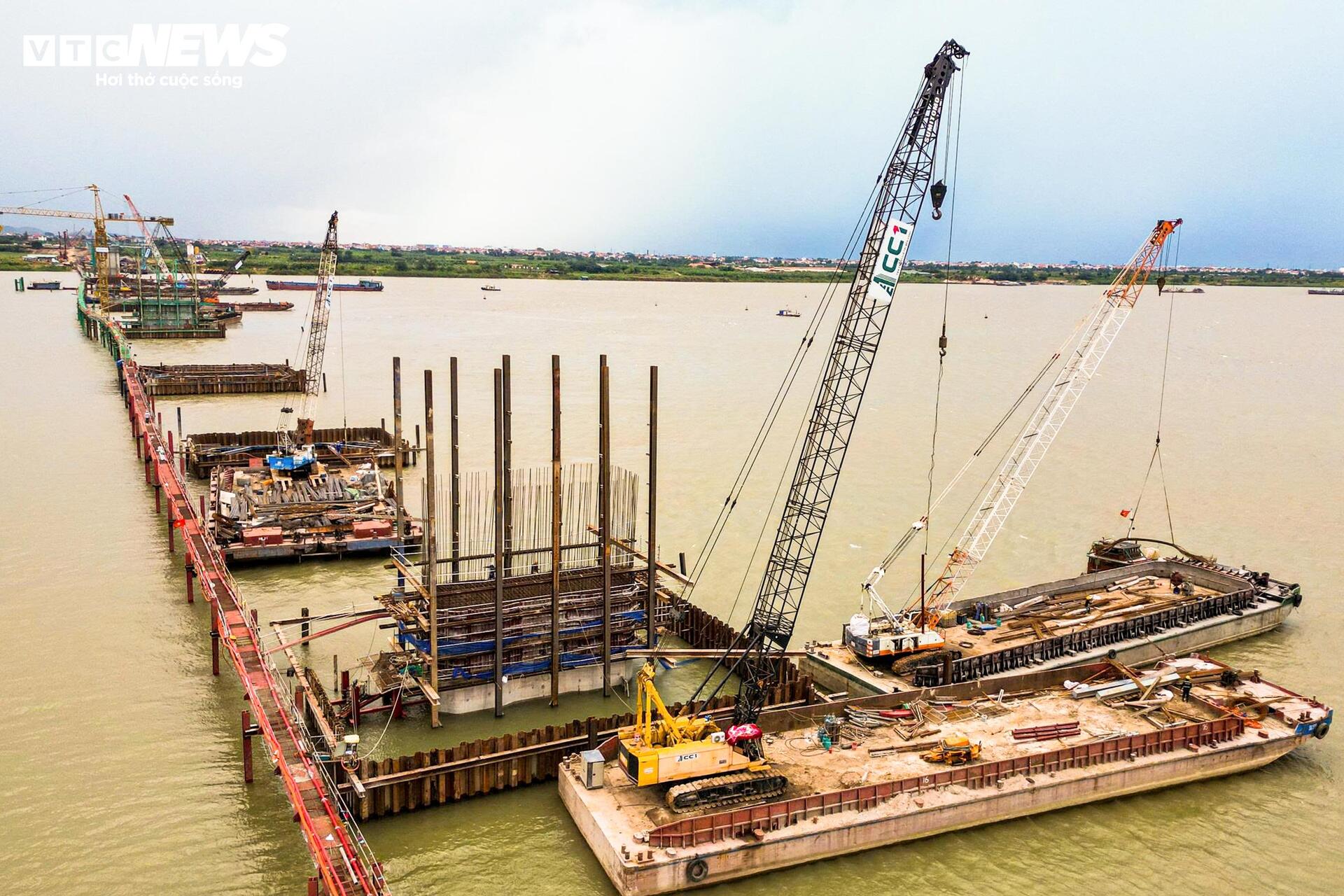 Trụ cầu Hồng H&agrave; vươn cao tr&ecirc;n s&ocirc;ng Hồng , tiến độ thi c&ocirc;ng vượt kế hoạch 2026 - Ảnh 3.