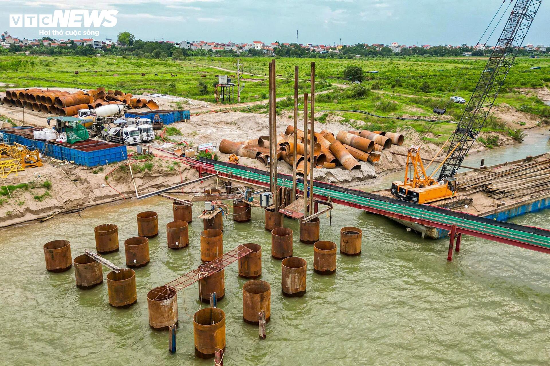 Trụ cầu Hồng H&agrave; vươn cao tr&ecirc;n s&ocirc;ng Hồng , tiến độ thi c&ocirc;ng vượt kế hoạch 2026 - Ảnh 4.