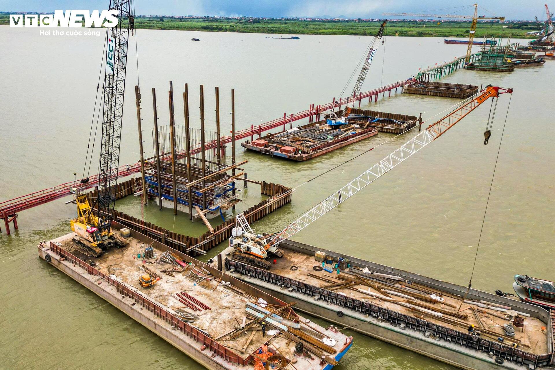 Trụ cầu Hồng H&agrave; vươn cao tr&ecirc;n s&ocirc;ng Hồng , tiến độ thi c&ocirc;ng vượt kế hoạch 2026 - Ảnh 7.