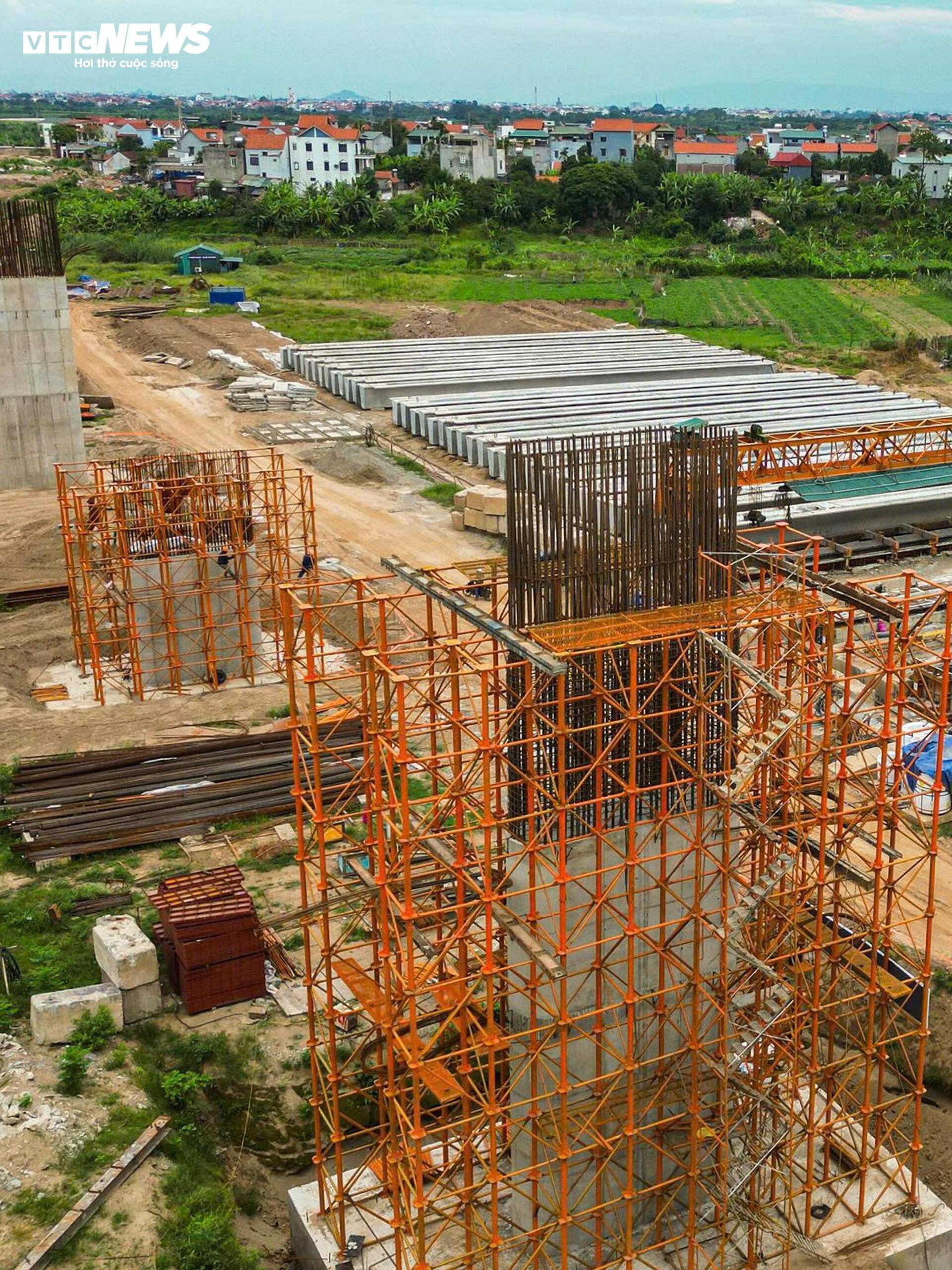 Trụ cầu Hồng H&agrave; vươn cao tr&ecirc;n s&ocirc;ng Hồng , tiến độ thi c&ocirc;ng vượt kế hoạch 2026 - Ảnh 9.