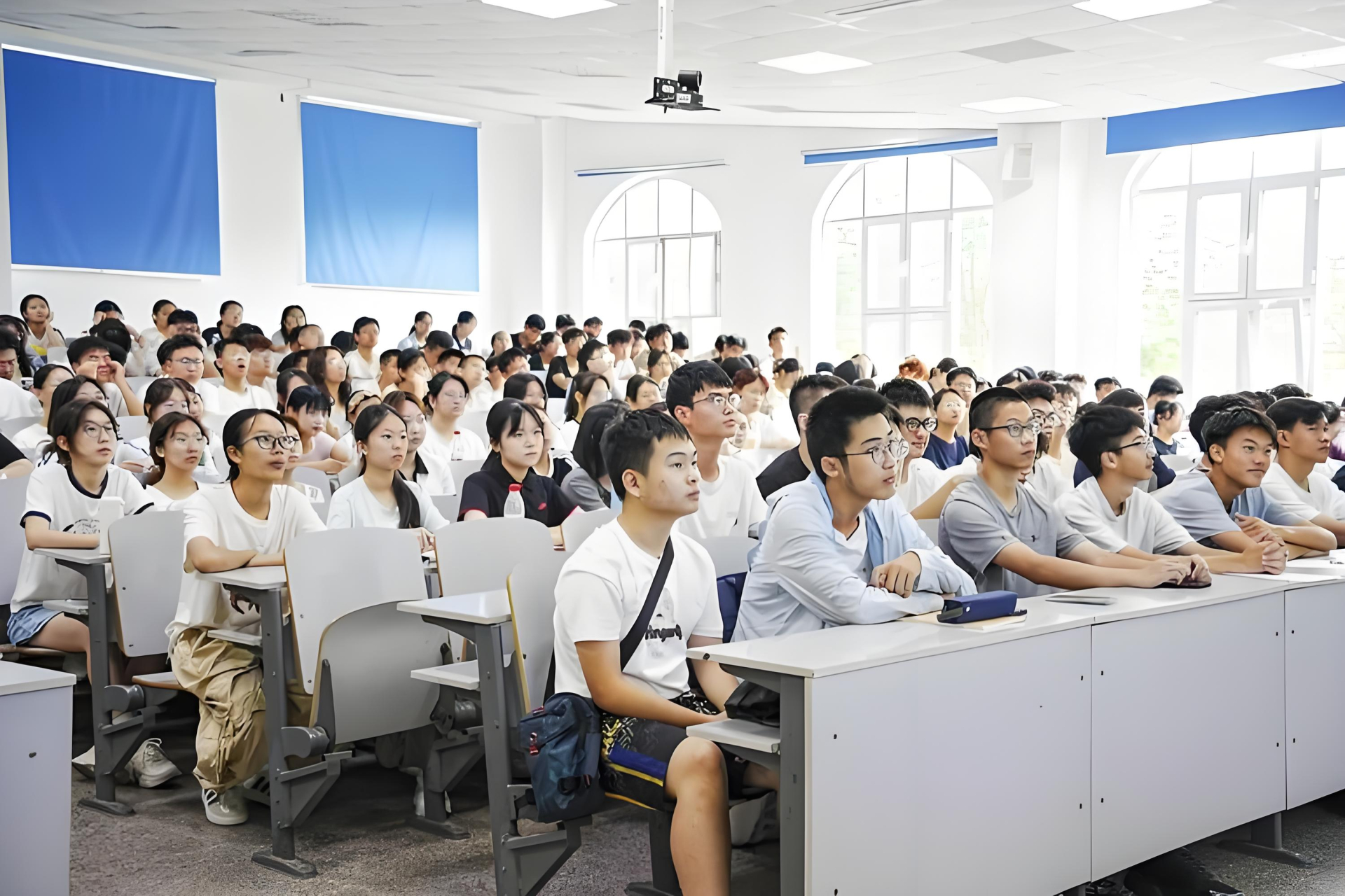 Kết hợp ngọai ngữ với 3 ng&agrave;nh học để kh&ocirc;ng bị AI thay thế - Ảnh 2.