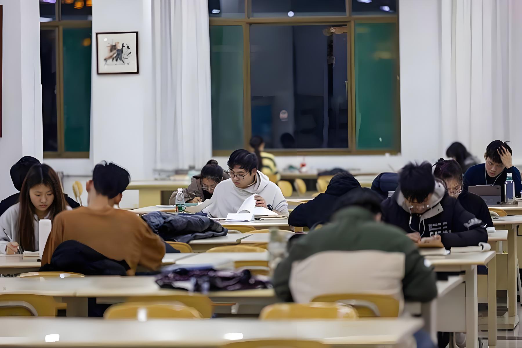 Kết hợp ngọai ngữ với 3 ng&agrave;nh học để kh&ocirc;ng bị AI thay thế - Ảnh 1.