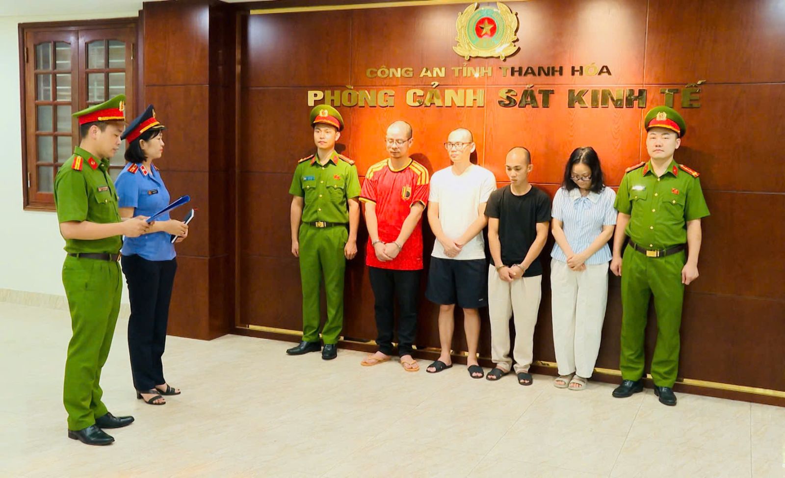 Bóc gỡ đường dây buôn lậu xe điện xuyên biên giới - Ảnh 1.