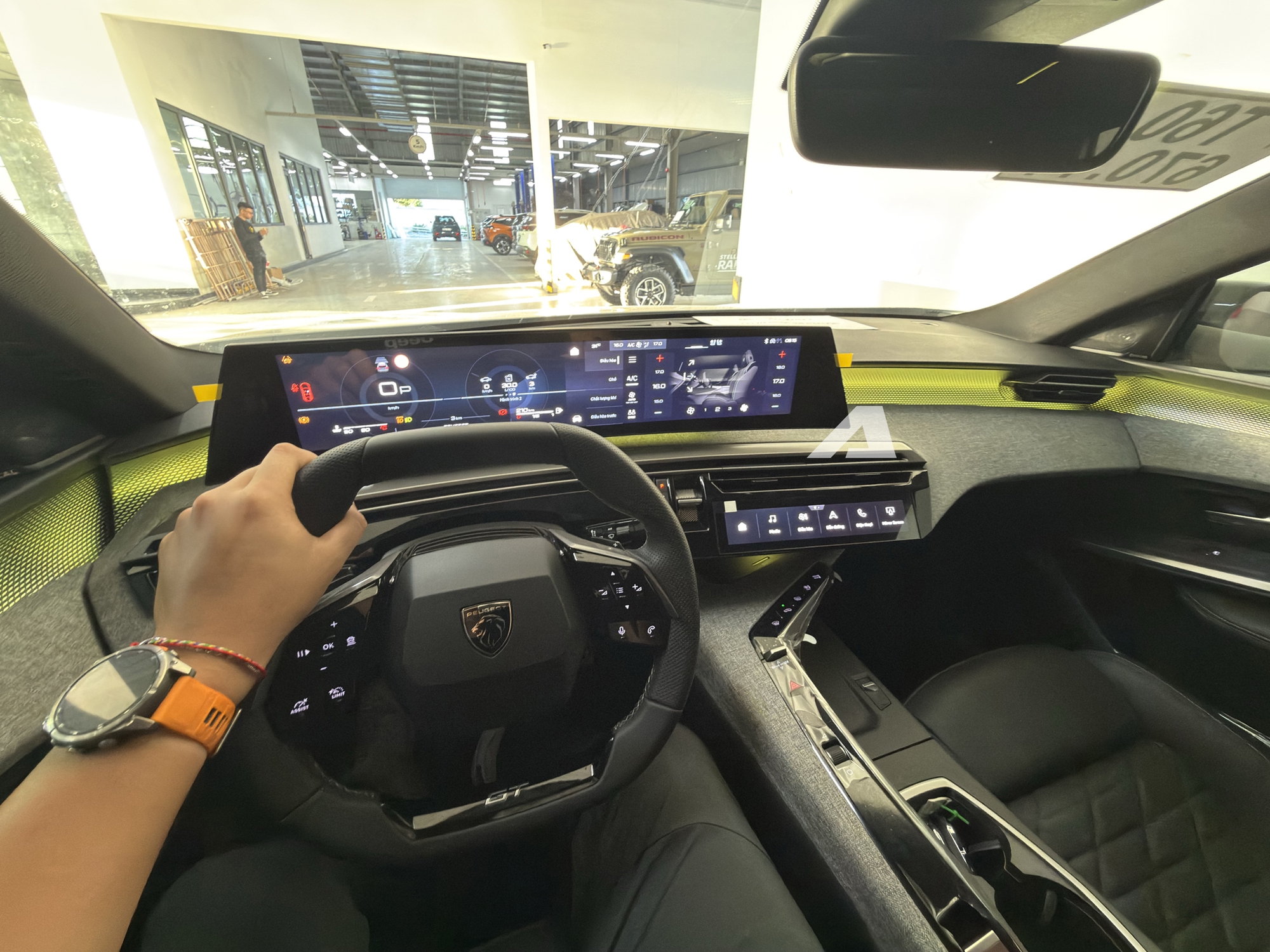 Ảnh thực tế Peugeot 3008 đời mới tại Việt Nam: Dáng coupe sành điệu, màn cong siêu dài, chờ giá để cạnh tranh CX-5, Tucson- Ảnh 5. Ảnh thực tế Peugeot 3008 đời mới tại Việt Nam: Dáng coupe sành điệu, màn cong siêu dài, chờ giá để cạnh tranh CX-5, Tucson- Ảnh 5.