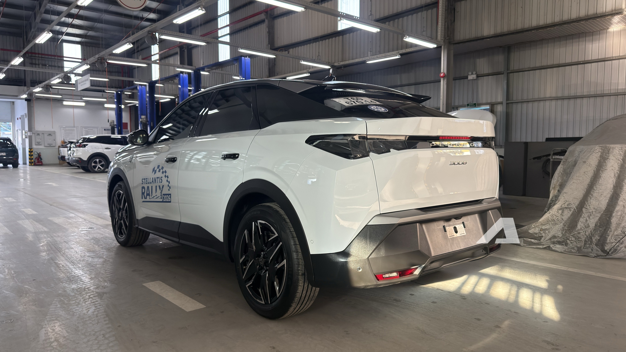 Ảnh thực tế Peugeot 3008 đời mới tại Việt Nam: Dáng coupe sành điệu, màn cong siêu dài, chờ giá để cạnh tranh CX-5, Tucson- Ảnh 4. Ảnh thực tế Peugeot 3008 đời mới tại Việt Nam: Dáng coupe sành điệu, màn cong siêu dài, chờ giá để cạnh tranh CX-5, Tucson- Ảnh 4.