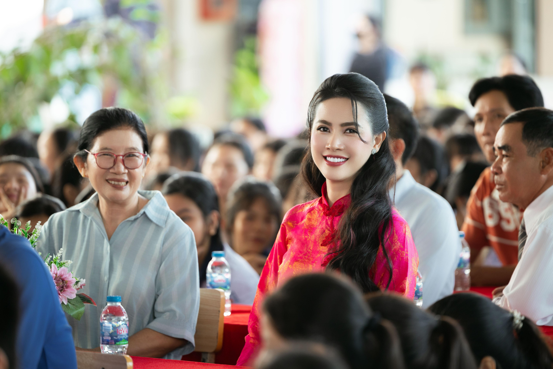 Hoa hậu Phan Thị Mơ trở về trường cũ, trao 30 triệu đồng hỗ trợ học sinh vượt khó - Ảnh 1.