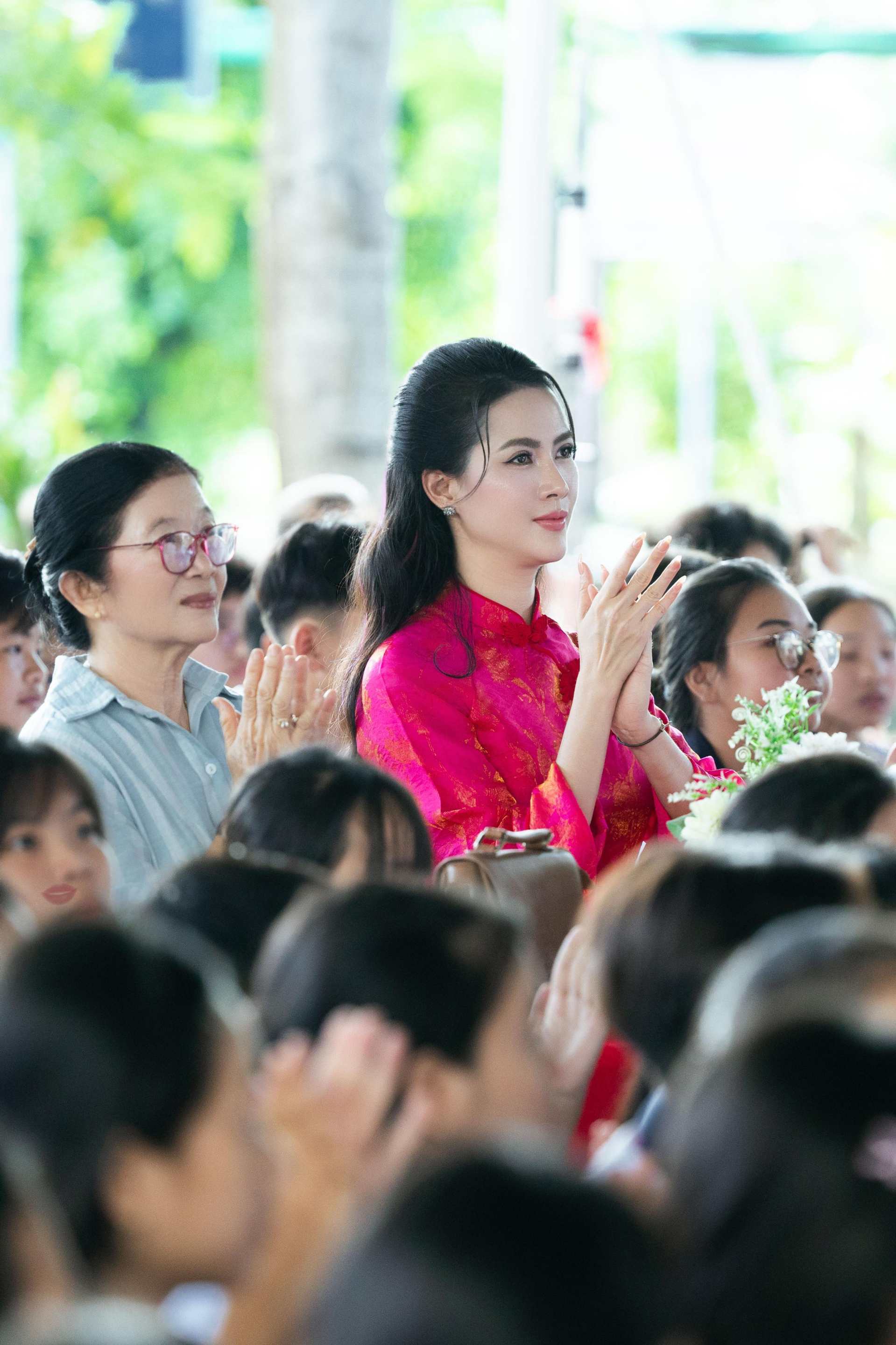 Hoa hậu Phan Thị Mơ trở về trường cũ, trao 30 triệu đồng hỗ trợ học sinh vượt khó - Ảnh 2.