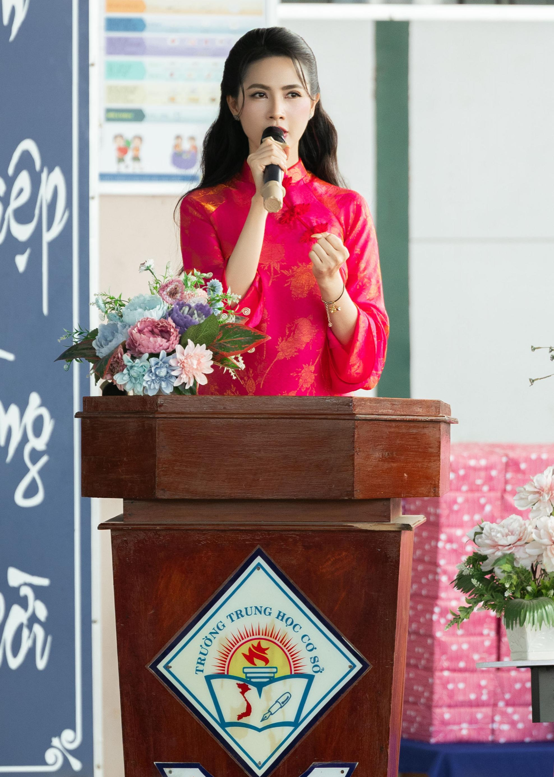 Hoa hậu Phan Thị Mơ trở về trường cũ, trao 30 triệu đồng hỗ trợ học sinh vượt khó - Ảnh 3.